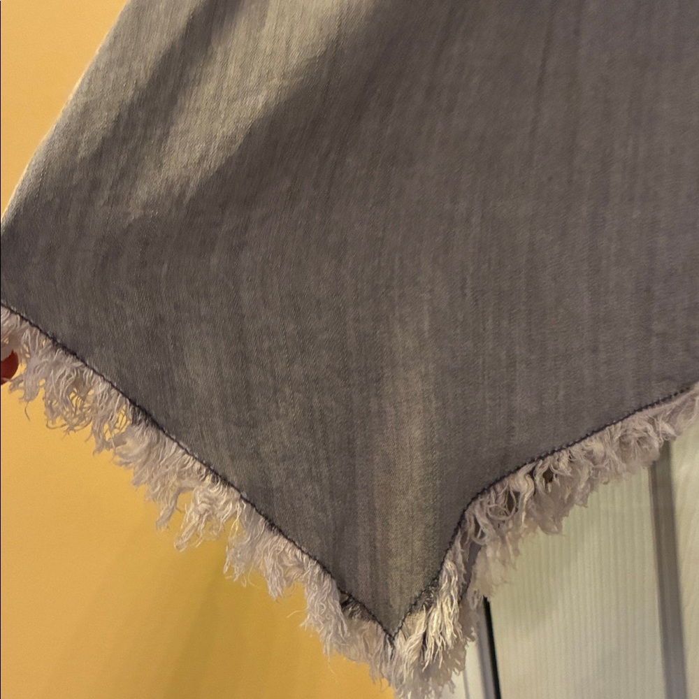 Casual Gray Button-Down Shirt with Frayed Hem, Breathable, Soft Fabric. Size XL - Picture 5 of 9